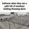globos cuando ven un camino lleno de monos sosteniendo dardos para lanzar