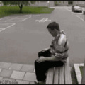 La mejor forma de sentarte en un banco...