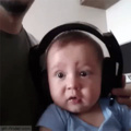 Criança ouvindo Nego Bam pela primeira vez