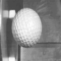 bola de golfe batendo em placa de aço