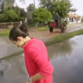 Como cruzar una calle inundada :)