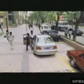 Bruce Lin trilouco afastando o carro por meio de um movimento tetralouco